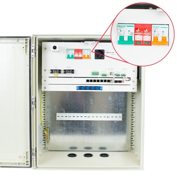 Safire SF-Box0812V-UPS-IP55 Safire - Gabinete de poliéster SMC - Dimensões externas 60x50x23cm - 8 Portragem Port | Bandej