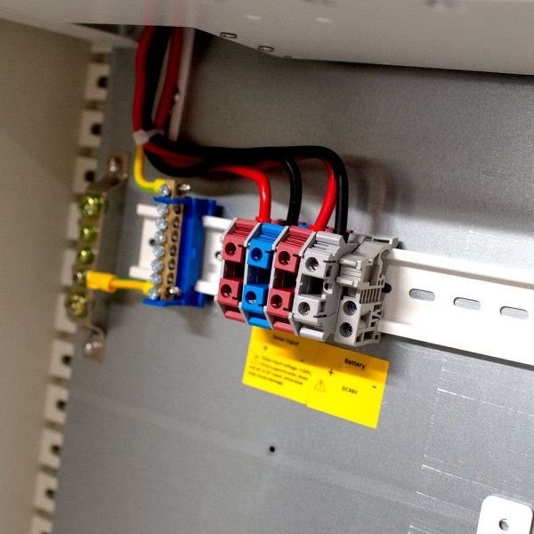 Comprar SAFIRE SF-BOX08SOL-BMS-IP55-4800WH Armario de poliéster carga rápida Solar - Magnetotérmico y SPD - Dimensiones exterior