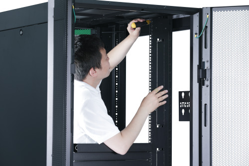 APC EASY RACK 600MM/42U/800MM WITH ROOF SIDE PANEL CASTORS FEET AND 4 BRACKETS NO BOTTOM BLACK Rack o bastidor independiente Neg (4)