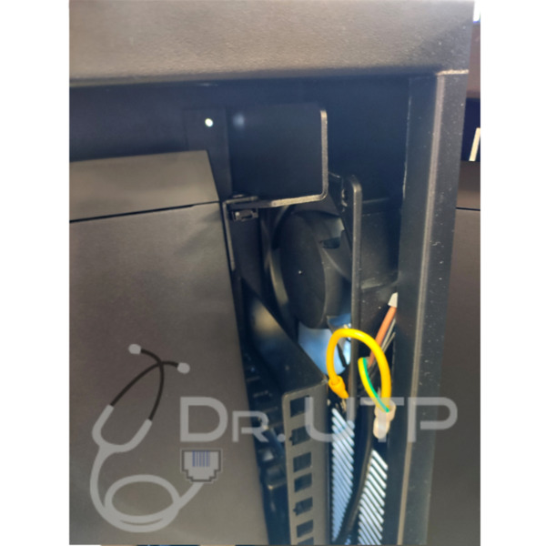 Arcón Vertical para equipos estándar rack de 19" 4U con 2 llaves, ventilador, pasacables y puerta con rejilla (1)