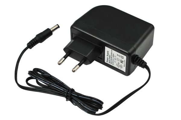 CCTV Direct CTD-615 CTD-615 Fuente de alimentación de 220V CA de entrada y 12V CC /2A de salida. Protección contra sobrecargas y